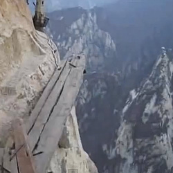 【タマヒュン動画】登山好きなら死ぬまでに一度は登りたい！？超危険な中国の山「華山」